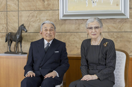 誕生日を前に、上皇后さまと写真撮影に臨まれる上皇さま（１１日、東京都港区の仙洞御所で）＝宮内庁提供