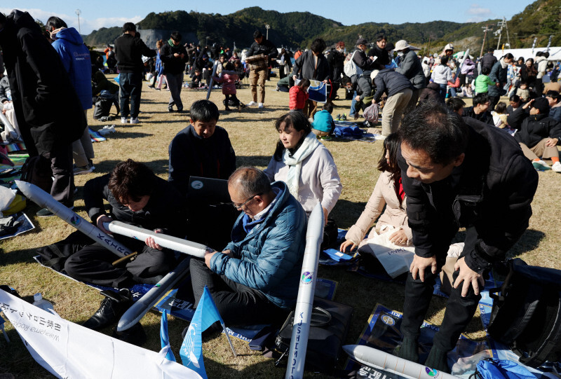 小型ロケット「カイロス」2号機の打ち上げ延期が決まり残念そうに見学場をあとにする来場者たち＝和歌山県串本町で2024年12月15日午前10時33分、滝川大貴撮影