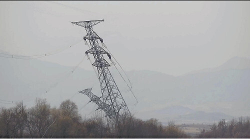 １１月３０日、南北軍事境界線付近の北朝鮮側にある送電塔が倒れる様子（韓国国防省提供の動画から）