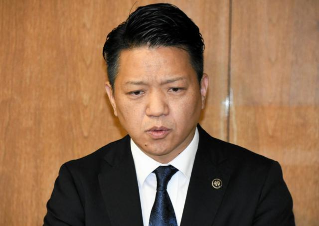 報道陣に説明する大阪府岸和田市の永野耕平市長=2024年12月6日、市役所、岡純太郎撮影