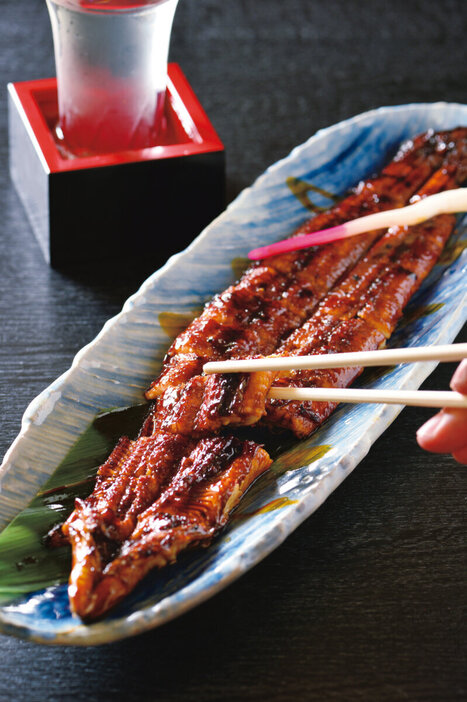 『寿し茶屋　とっとんめ』蒲焼き　100g　2200円（写真は6600円）　しっかりとした筋肉を感じさせる歯応えだ。濃厚なコクに仕上げたタレも身からあふれる旨みを際立たせている