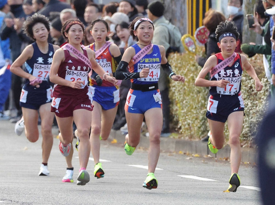 1区、中継所手前で先頭に立つ長野東の真柴愛里（右端）（代表撮影）