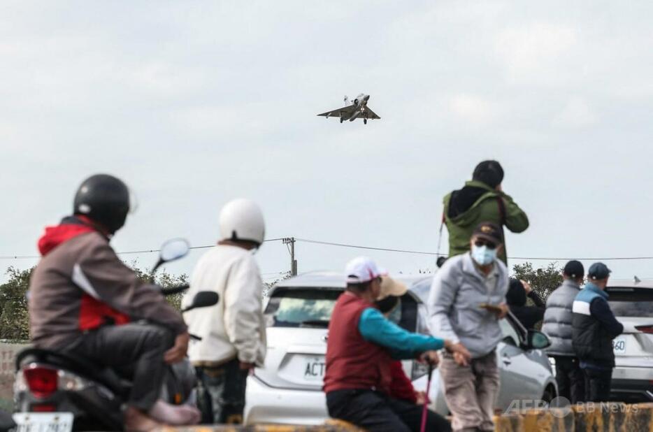 台湾の新竹空軍基地で着陸態勢に入る戦闘機ミラージュ2000（2024年12月10日撮影）。【翻訳編集】 AFPBB News