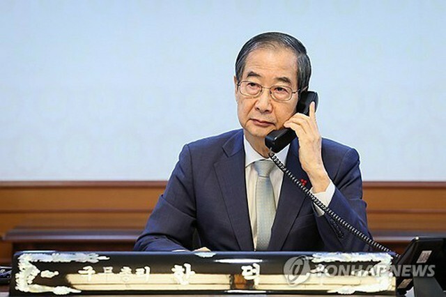 石破首相と電話で協議する韓国の韓悳洙首相（首相室提供）＝（聯合ニュース）≪転載・転用禁止≫