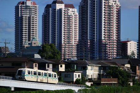 千葉県佐倉市の「ユーカリが丘」を背に走る新交通システム（AGT）（写真：HiLens/イメージマート）