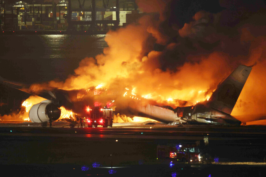 羽田空港（東京都大田区）で１月、日本航空と海上保安庁の航空機が衝突炎上し、海保機の乗員５人が死亡した事故で、運輸安全委員会は２５日、調査の中間報告書に当たる「経過報告」を公表した＝１月２日撮影