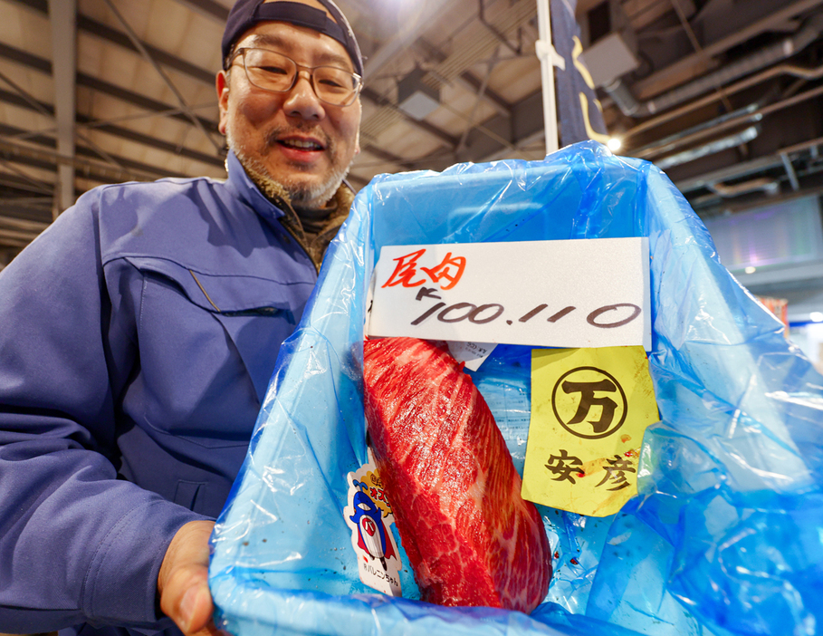 札幌市中央卸売市場で、１キロ当たり約１０万円で落札されたナガスクジラの生肉＝１２日午前、札幌市中央区 