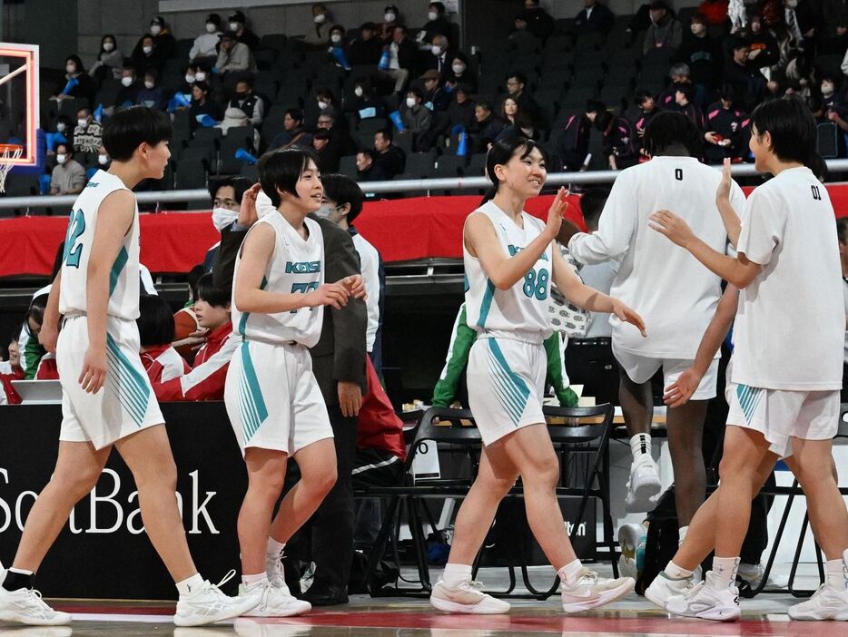 【女子2回戦・慶誠－仙台大明成】3回戦進出を決め、笑顔を見せる慶誠の選手たち（撮影・柿森英典）