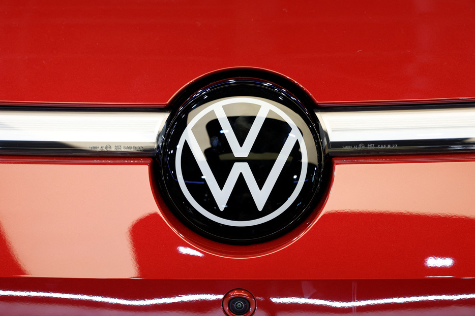 　１２月１１日、ドイツ自動車大手フォルクスワーゲン（ＶＷ）は、自動車を組み立てている米テネシー州のチャタヌーガ工場で新たに労働組合に加入した従業員に対し、４年間で１４％の賃上げと利益配分を提案すると発表した。写真はＶＷのロゴ。フランスのパリで１０月撮影（２０２４　ロイター／Benoit Tessier）