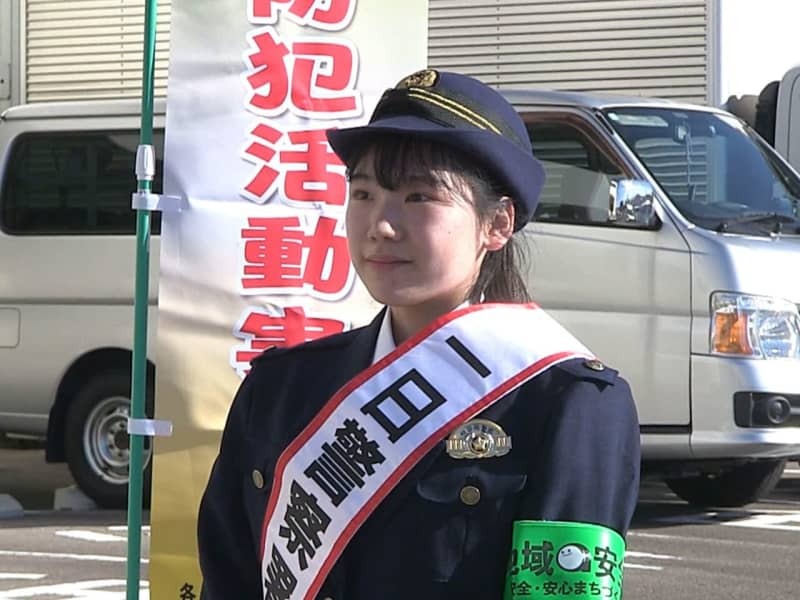 警察官らを激励する一日警察署長 東海学院大学の中菜摘さん＝１０日、各務原市蘇原中央町、各務原警察署