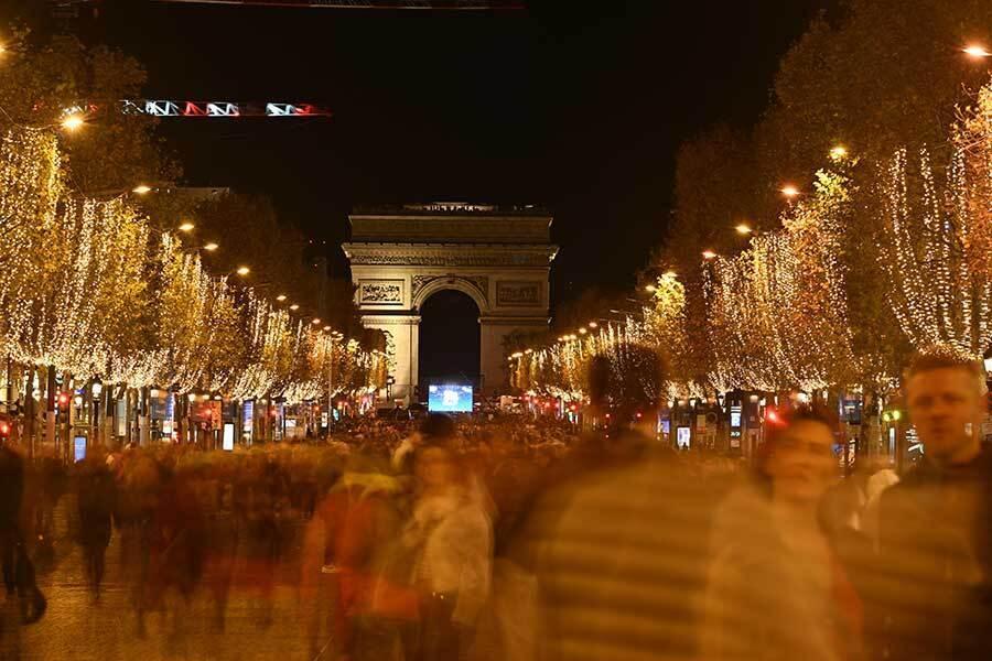 フランス・パリ、シャンゼリゼ通りのクリスマスイルミネーション【写真：Getty Images】