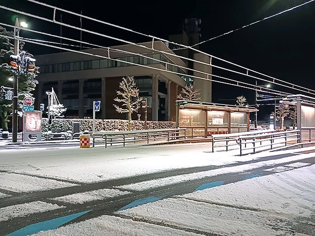 雪が積もった道路や軌道＝２３日午前５時３５分ごろ、富山市安住町