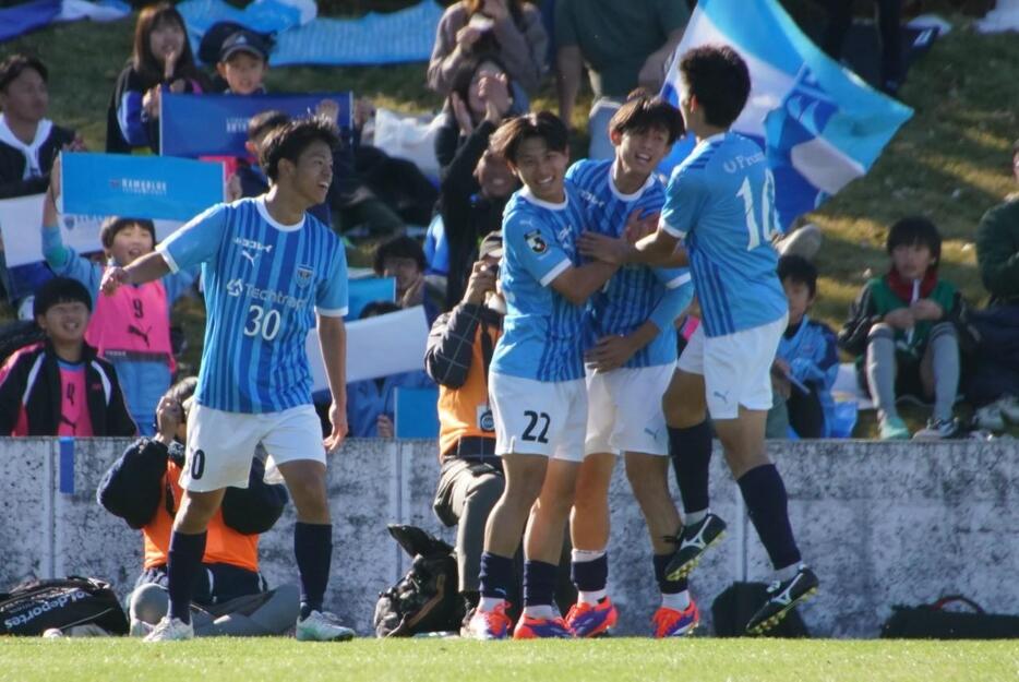 横浜FCユースイレブン(写真＝矢島公彦)