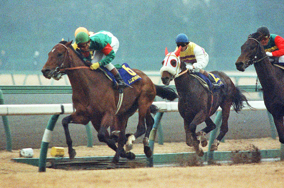 85年有馬記念を制し連覇を達成したシンボリルドルフ（左）と岡部幸雄騎手