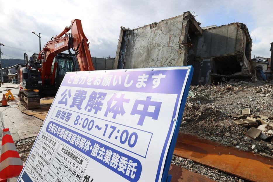 公費解体が行われている倒壊した建物＝30日午前、石川県輪島市（鴨志田拓海撮影）