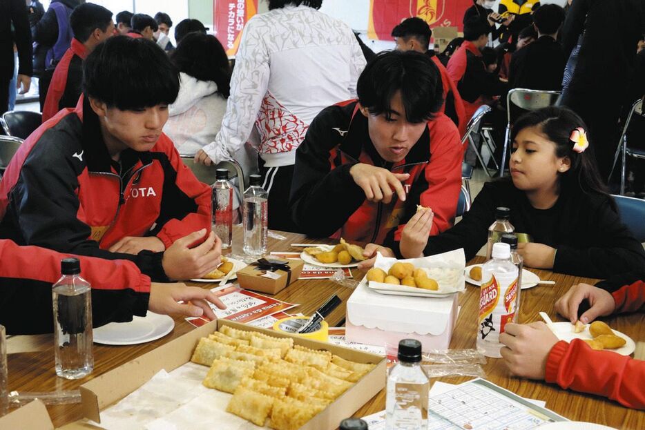 ブラジル料理を食べながら交流する名古屋グランパスＵ―１８の選手たちと在留ブラジル児