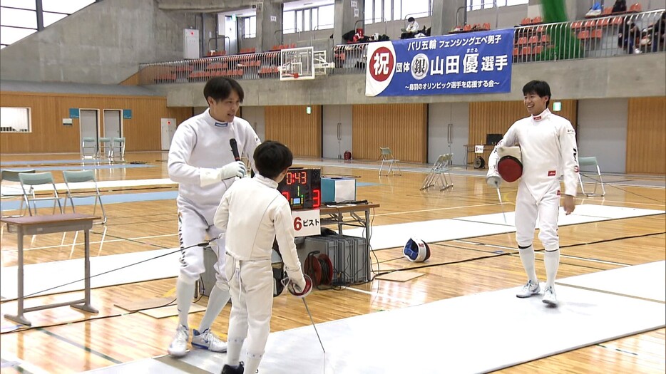 抽選で選ばれた子どもたちがオリンピック日本代表の山田選手らと交流試合＝鳥羽市（三重テレビ放送）