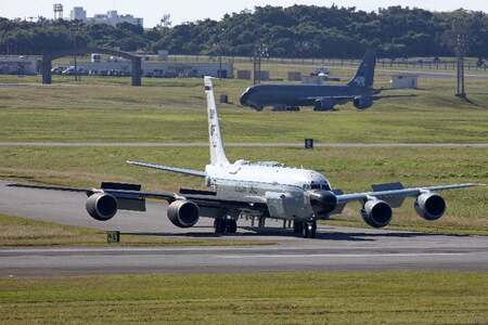 米軍嘉手納基地に着陸した米電子偵察機ＲＣ１３５Ｓ＝２５日午前１０時３９分