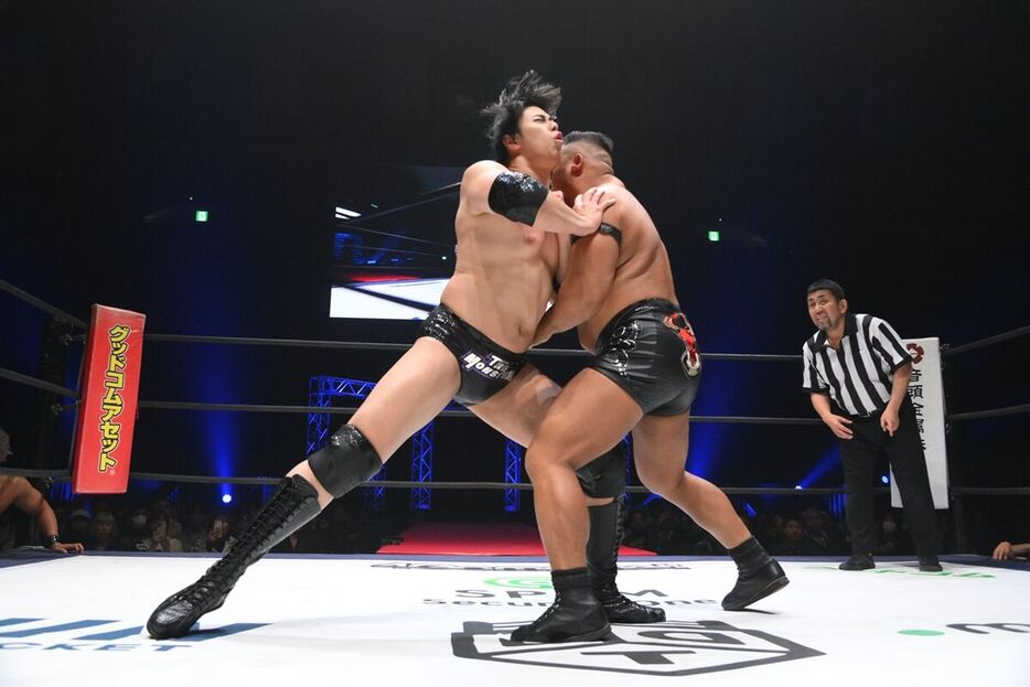 圧巻のパワーで衝撃のプロレスデビューを飾った桜庭大翔（左）