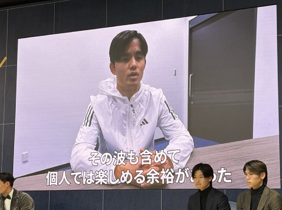 日本プロサッカー選手会（ＪＰＦＡ）は２７日、東京都内で「ＪＰＦＡアワード２０２４」表彰式を開催し、ＪＰＦＡ最優秀選手賞（ＭＶＰ）に久保建英が初めて選ばれた。写真はオンラインでコメントする久保。