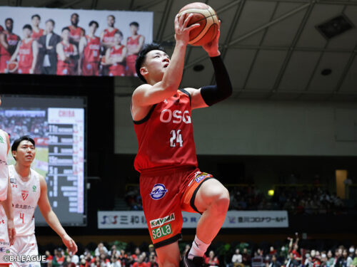 勝負どころで3点プレーと3ポイントを決めた佐々木［写真］＝B.LEAGUE