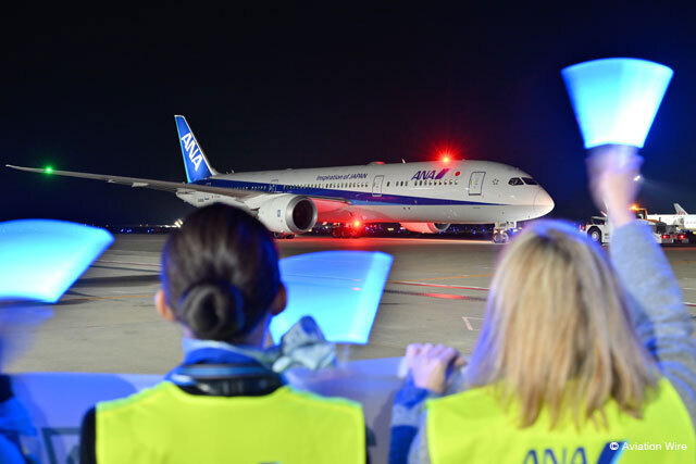 青いペンライトを振るANA社員らに見送られて羽田空港を出発するミラノ行き初便NH207便＝24年12月3日 PHOTO: Tadayuki YOSHIKAWA/Aviation Wire