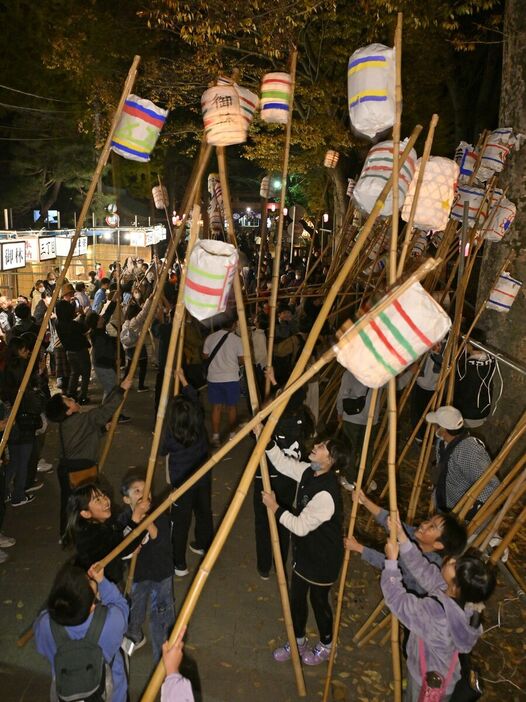 提灯をぶつけ合う子どもたち＝３日午後７時15分、野木町野木