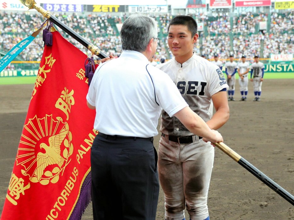 2019年夏の甲子園を制して優勝旗を受け取る履正社の主将・野口海音。それだけの実績があっても「社会人野球の壁は高かった」という photograph by JIJI PRESS