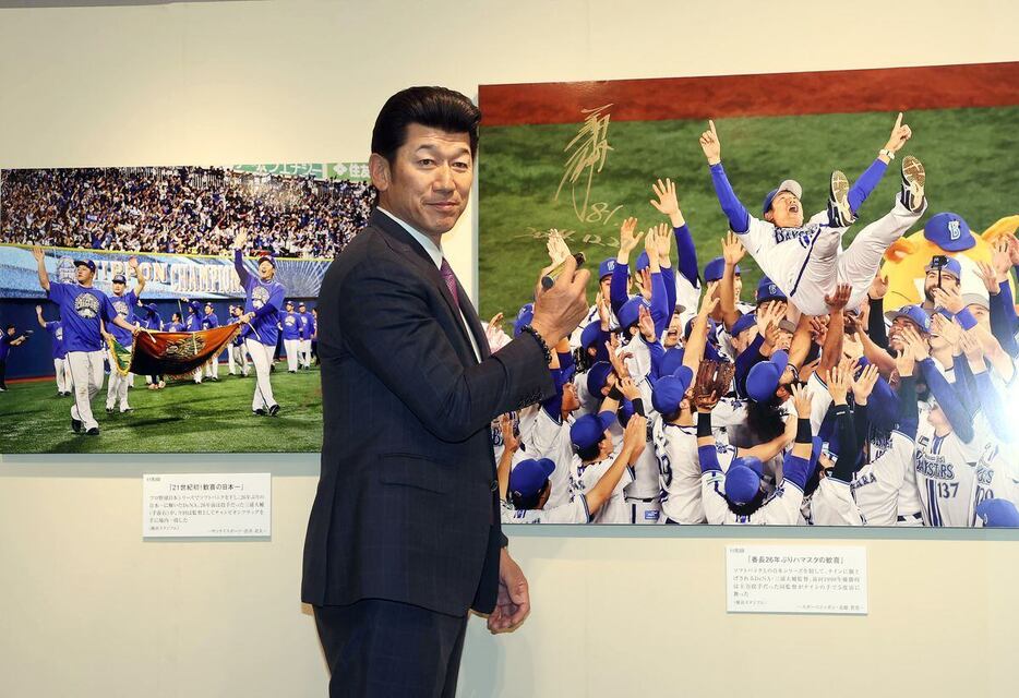 【プロ野球DeNA】報道写真展を訪れ、写真にサインをするDeNA・三浦大輔監督＝中央区銀座の三越（撮影・荒木孝雄）