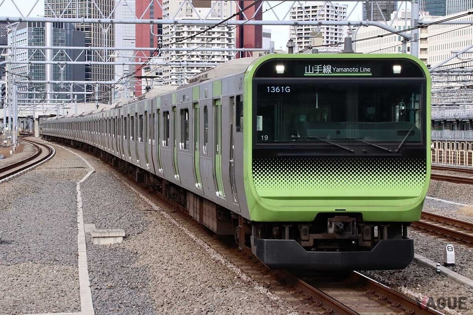 まずは東京駅を4時49分に出発する山手線に乗り、西へと向かう