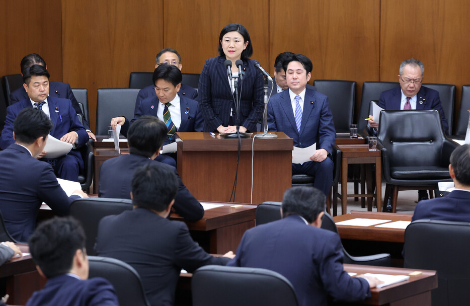 衆院政治改革特別委員会で意見表明する自民党の牧島かれん氏（中央）＝１０日、国会内