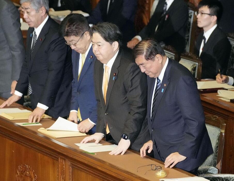 衆院本会議で2024年度補正予算案が可決され、一礼する石破首相（右端）ら＝12日午後