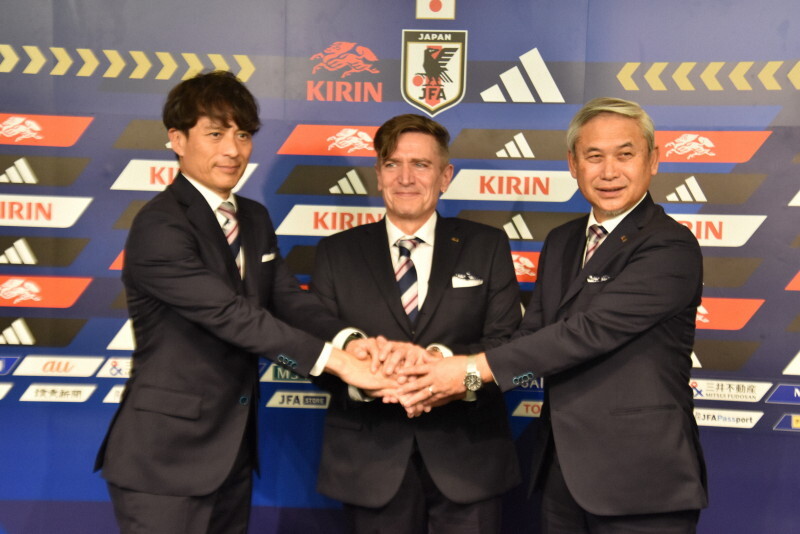 記者会見後、記念撮影に応じる（左から）日本サッカー協会の宮本恒靖会長、ニルス・ニールセン新監督、佐々木則夫・女子委員長＝東京都港区で2024年12月18日、高野裕士撮影