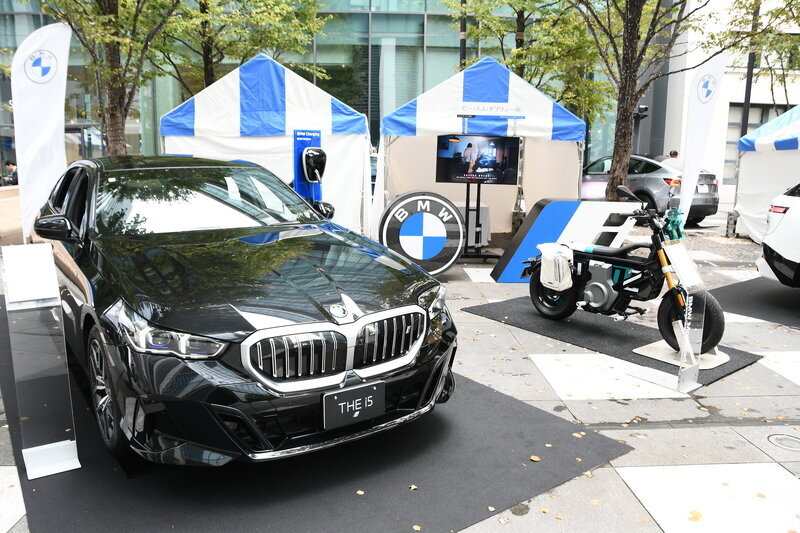 BMW i5 M60xドライブとBWW CE02／（KITTEテラス会場）