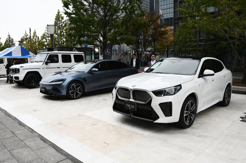 手前からBMW iX2 Xドライブ30 Mスポーツ、BYDシールAWD、メルセデス・ベンツG580ウィズEQテクノロジー／（行幸通り会場）