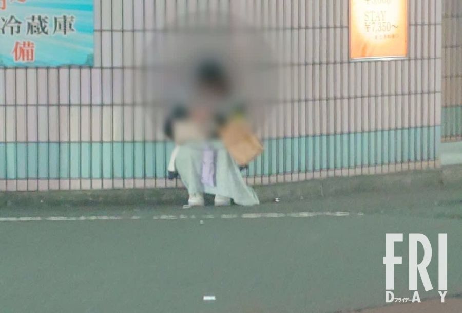 歌舞伎町で客待ち行為をしているとみられる若い女性