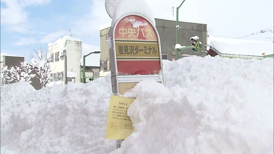 バス停は雪山に埋もれ…