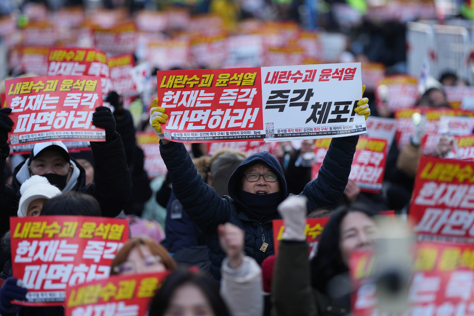 韓国の尹錫悦大統領の辞任を求める国民たち（AP/アフロ）