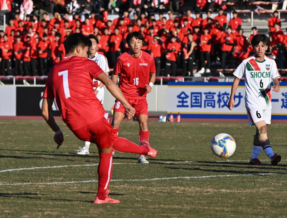 後半18分、左足で先制ゴールを決める東福岡・稗田（左）（撮影・冨永豊）