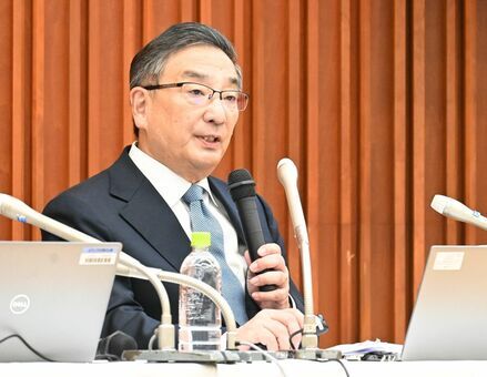 記者会見した「Meiji　Seika　ファルマ」の小林大吉郎社長＝25日午後、東京都中央区の同社