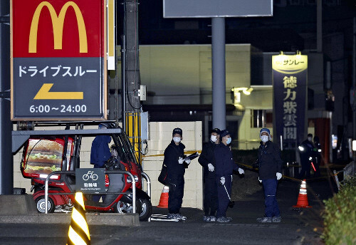 現場の店舗周辺を調べる捜査員ら（１５日午前０時２１分、北九州市小倉南区で）＝木佐貫冬星撮影