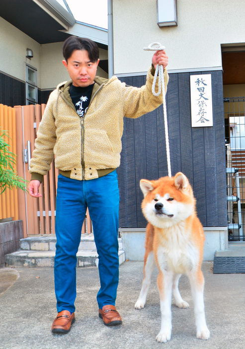 安房大晃の綱を引く松永さん＝いずれも館山