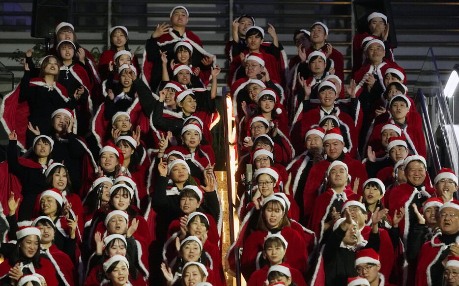 今年で１１０周年を迎える東京駅の八重洲口で開催された、年末恒例のクリスマスコンサート。同駅で働く人々が結成した「東京エキマチ合唱団」など約１００名がサンタ姿で歌声を響かせた＝４日