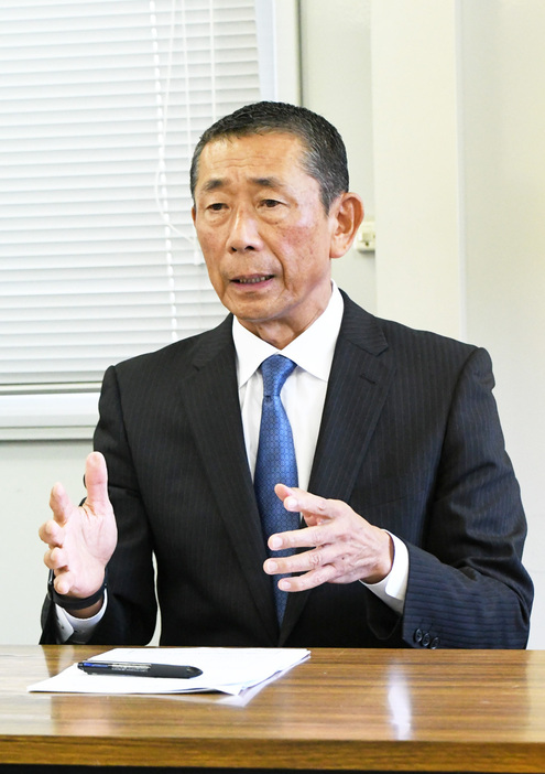 立候補を表明する亀田氏＝鴨川