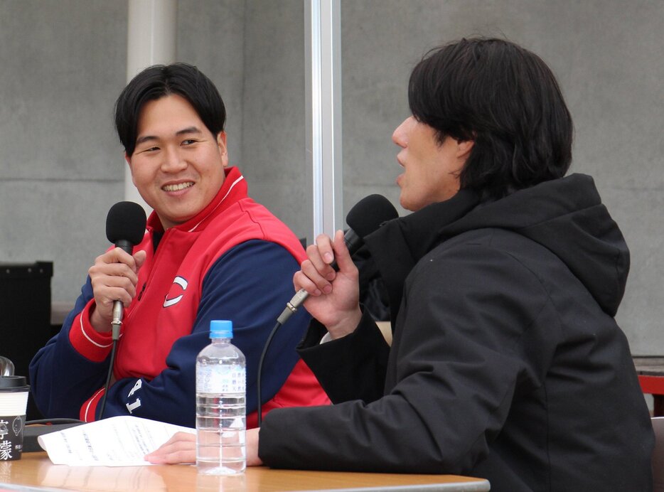 中田さん㊨とのトークで笑顔を見せる矢崎投手