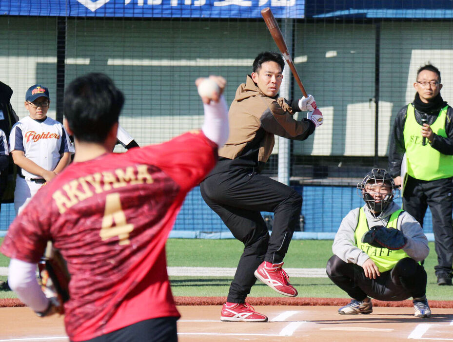 小泉進次郎氏（手前）と真剣勝負で３打席凡退した広島・秋山翔吾