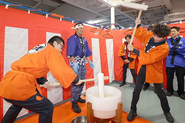 餅つきを楽しむ隊員たち＝南極観測船「しらせ」