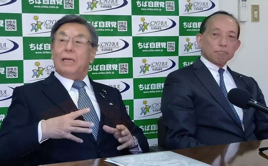 次期千葉知事選対応を説明する自民党県連の阿部紘一幹事長（左）と宇野裕県議会議員会長＝27日、千葉市中央区の同党県連（岡田浩明撮影）