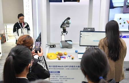 『2024年「千企雄安行」雄安新区「AI＋ロボット」革新エコシステム発展大会』が雄安新区で開催され、「AI＋ロボット」新製品および新技術成果展示の現場（2024年11月28日撮影、資料写真）。