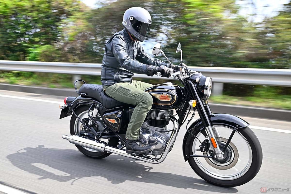 ロイヤルエンフィールド「Bullet 350」（2024年型）に試乗する筆者（中村友彦）